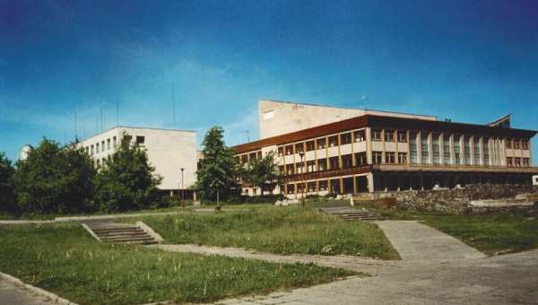 Вид на Дворцовский комплекс с ул. Красной